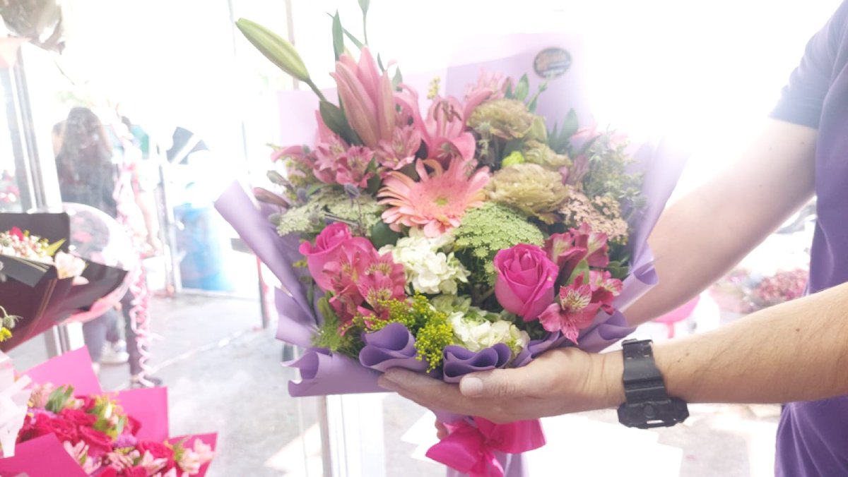 tonos rositas y flor surtida la tendencia para este 14 de febrero en salvador alvarado