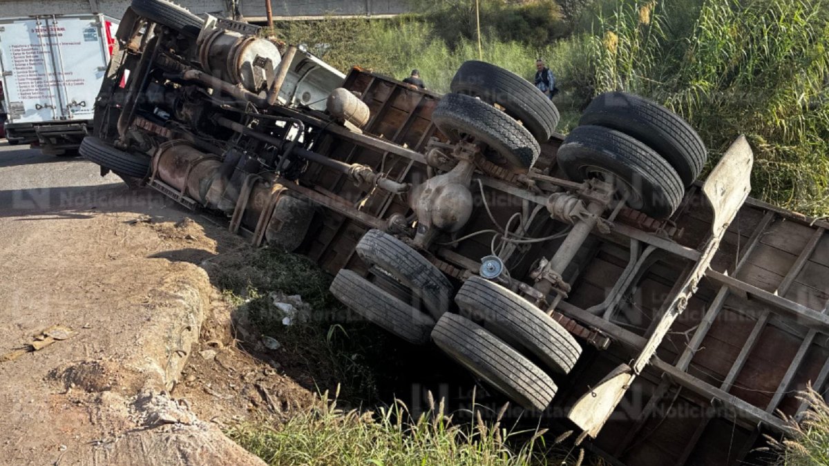 torton cargado con maiz cae a canal a la entrada de los mochis sinaloa