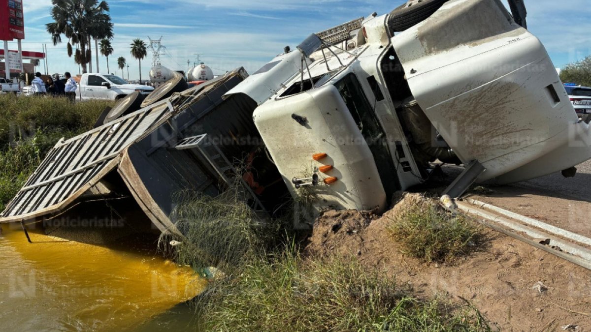torton cargado con maiz cae a canal a la entrada de los mochis