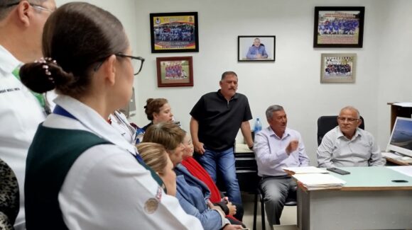Protestan trabajadores del Hospital General de Los Mochis, Sinaloa; les adeudan estímulos y prestaciones desde 2024