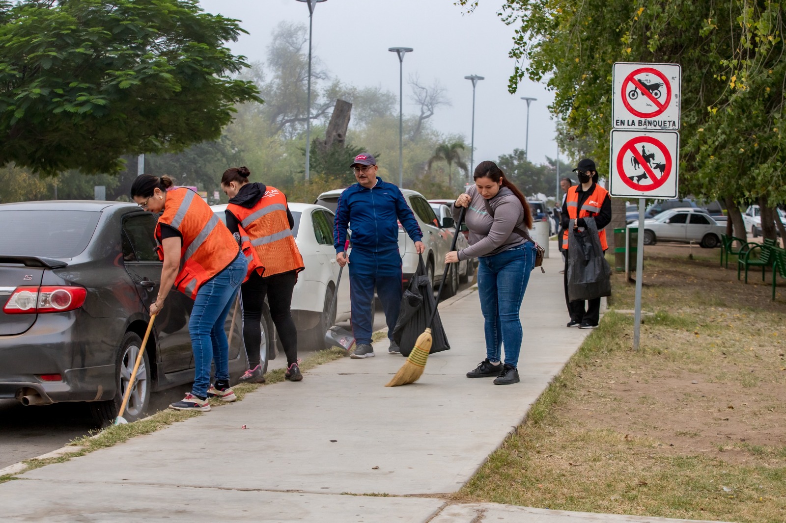 trabajadores y funcionarios del Ayuntamiento y de las paramunicipales barrieron banquetas y guarniciones del Malecón María del Rosario Espinoza.