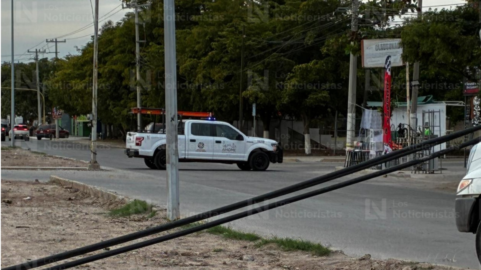 Tráiler derriba poste y cables de la CFE en Los Mochis
