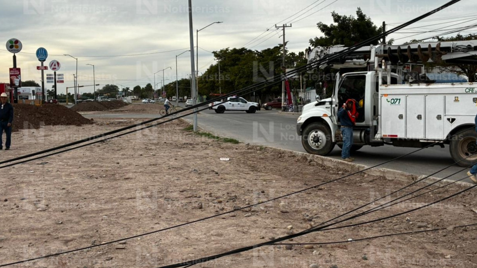 Tráiler derriba poste y cables de la CFE en Los Mochis