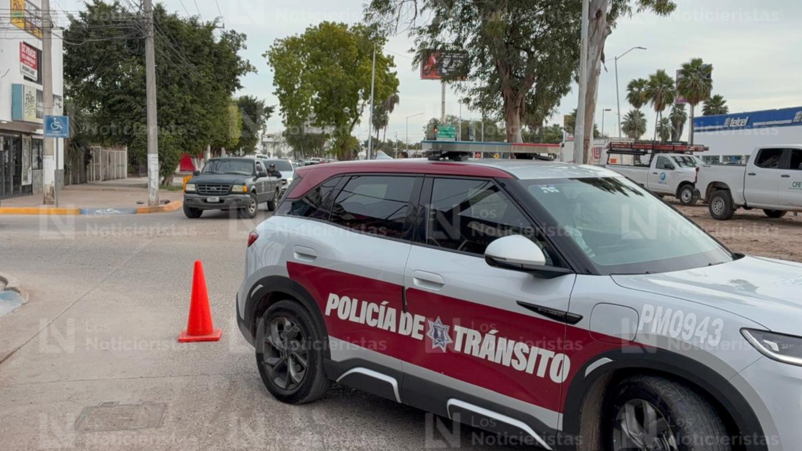 Tráiler derriba poste y cables de la CFE en Los Mochis