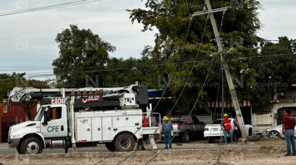 Tráiler derriba poste y cables de la CFE en el bulevar Centenario al oriente de Los Mochis, Sinaloa