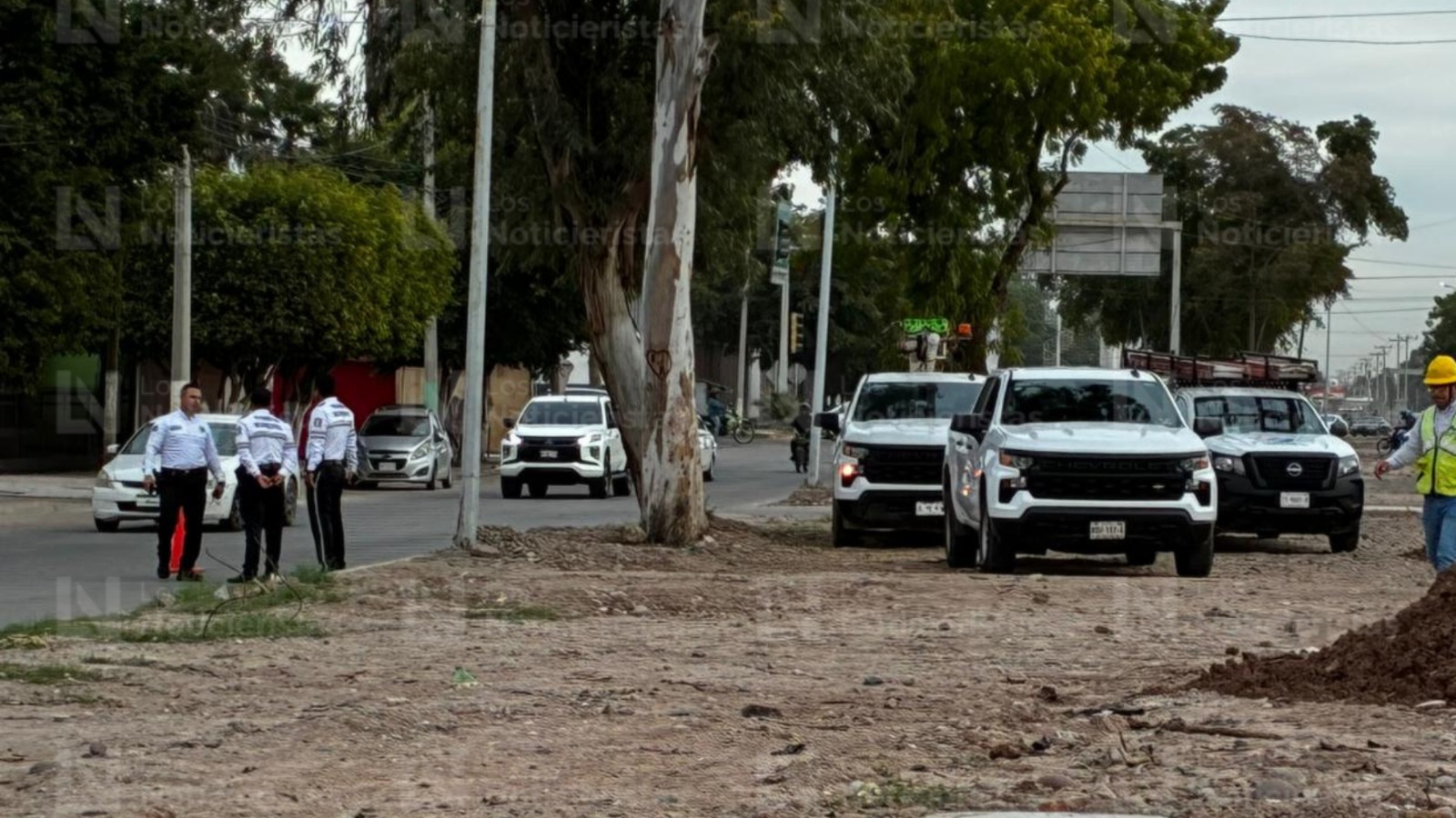 Tráiler derriba poste y cables de la CFE en Los Mochis