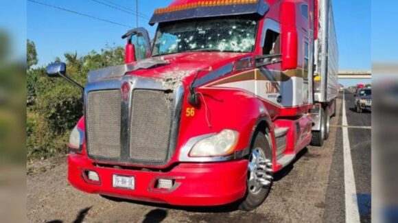 Trailero sobrevive a ataque armado en la autopista Mazatlán-Tepic en Escuinapa, Sinaloa
