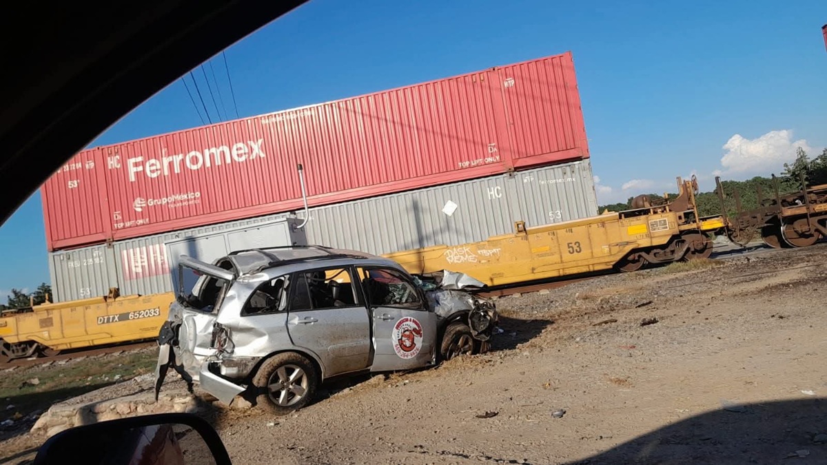 Trenazo en carretera Villa Unión-El Walamo, en Mazatlán