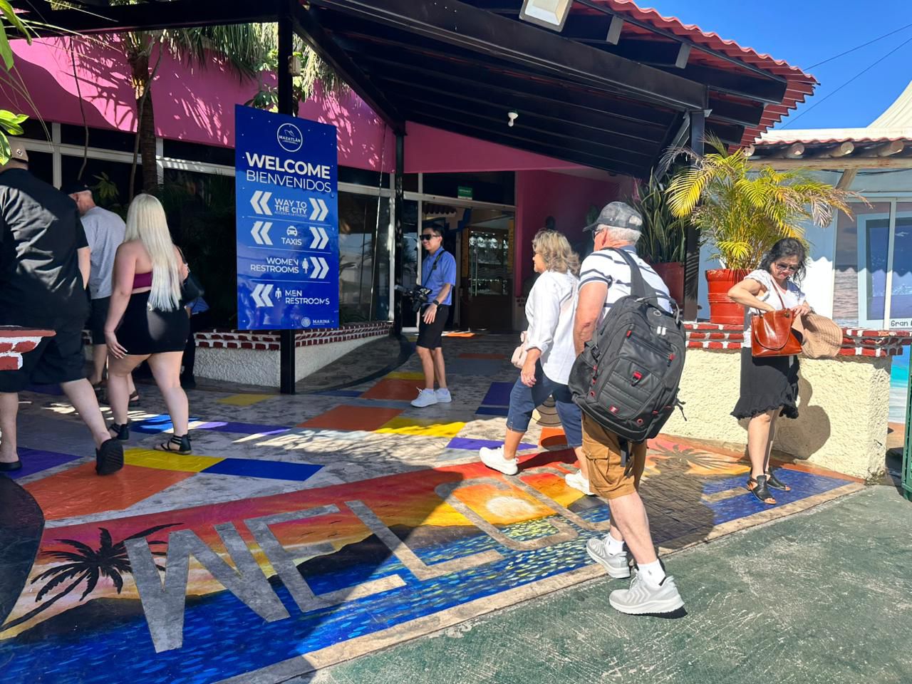 Turistas del crucero Norwegian Bliss llegan a Mazatlán