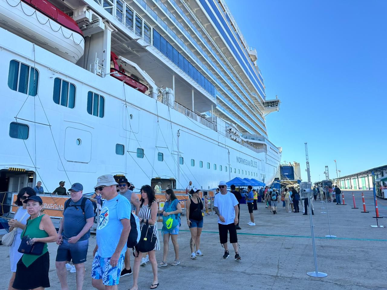 Turistas del crucero Norwegian Bliss llegan a Mazatlán
