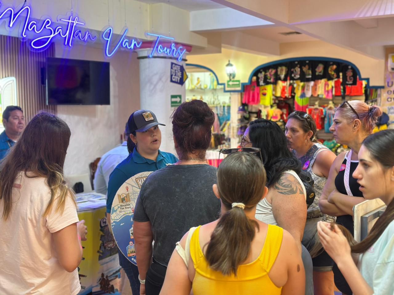 Turistas del crucero Norwegian Bliss llegan a Mazatlán