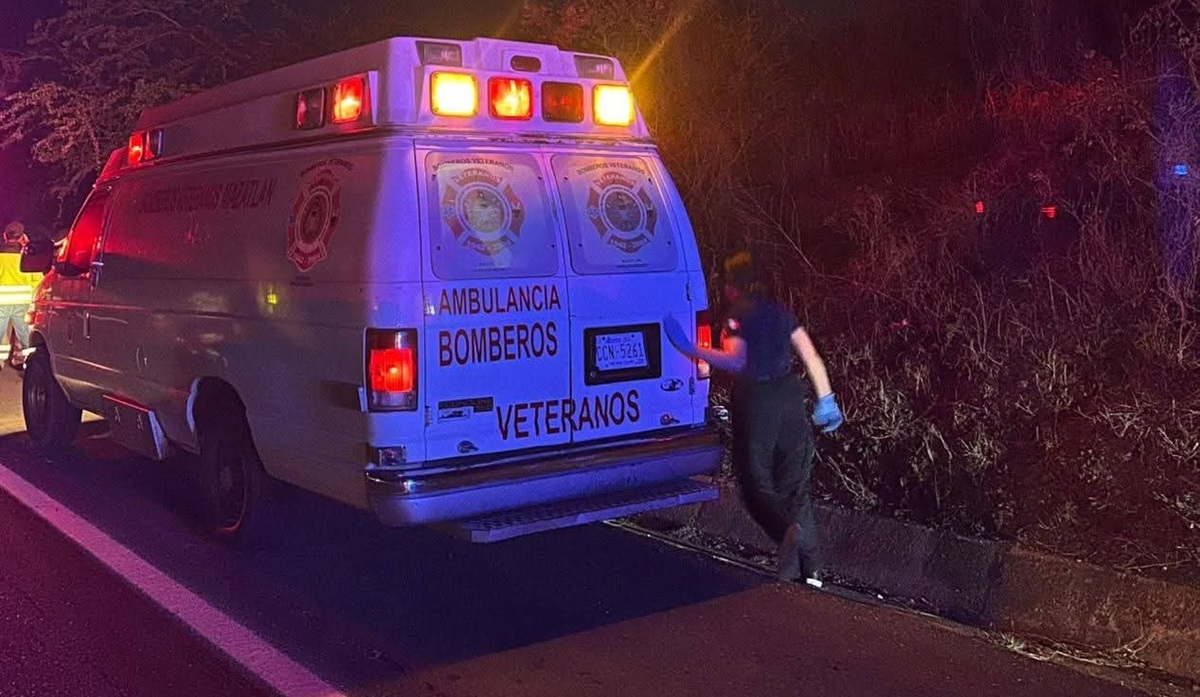 Una mujer sin vida y un hombre herido deja accidente en carretera de Mazatlán