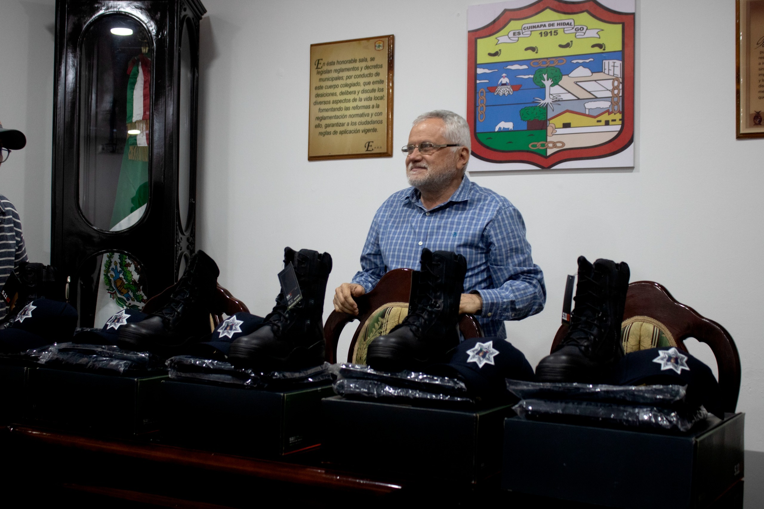 Equipan a la Policía de Escuinapa con uniformes nuevos