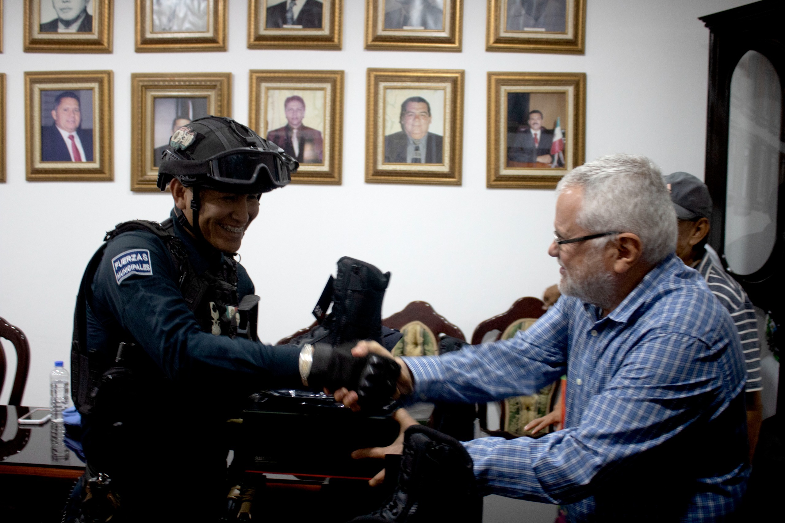 Equipan a la Policía de Escuinapa con uniformes nuevos