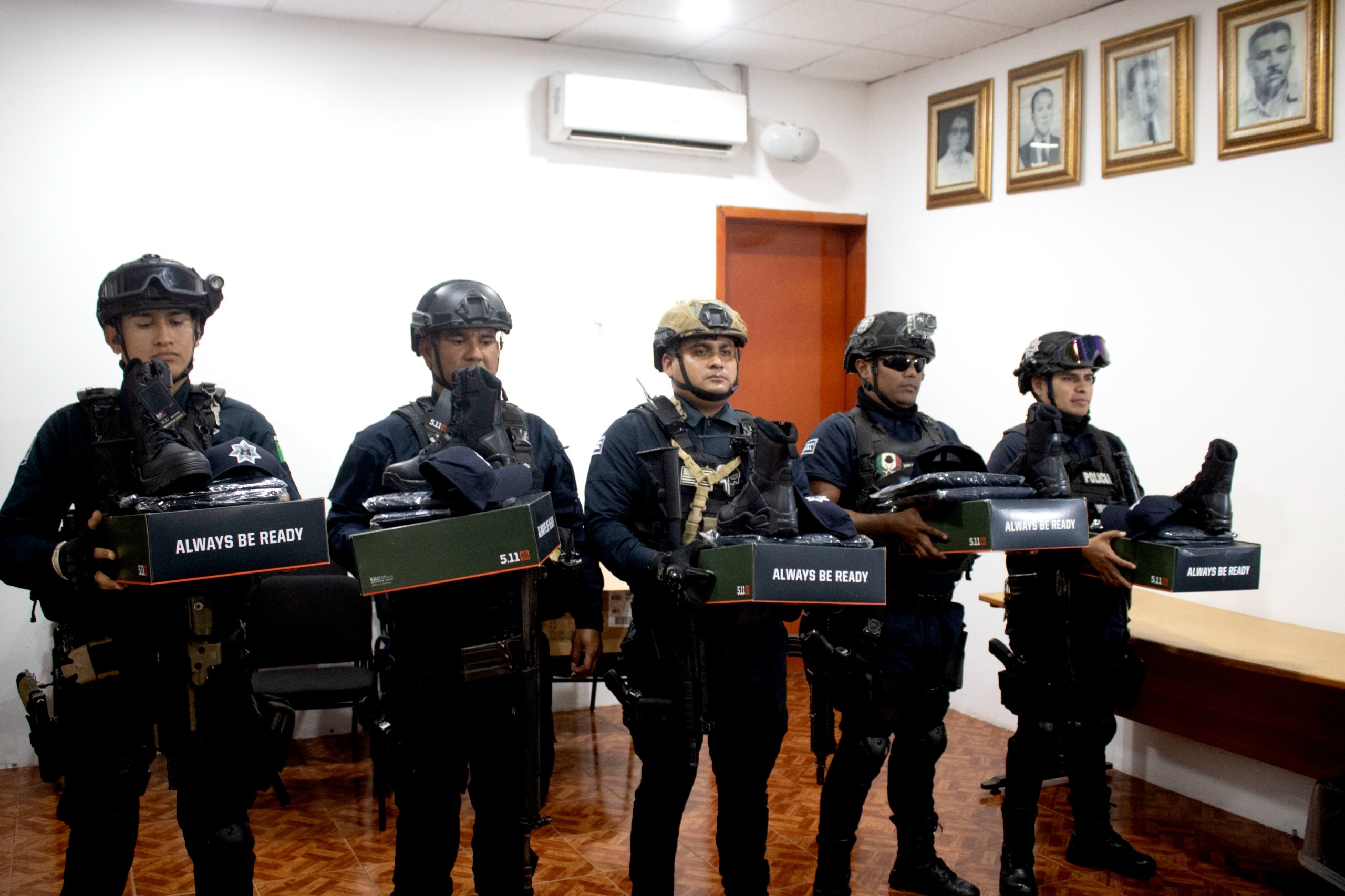 Equipan a la Policía de Escuinapa con uniformes nuevos