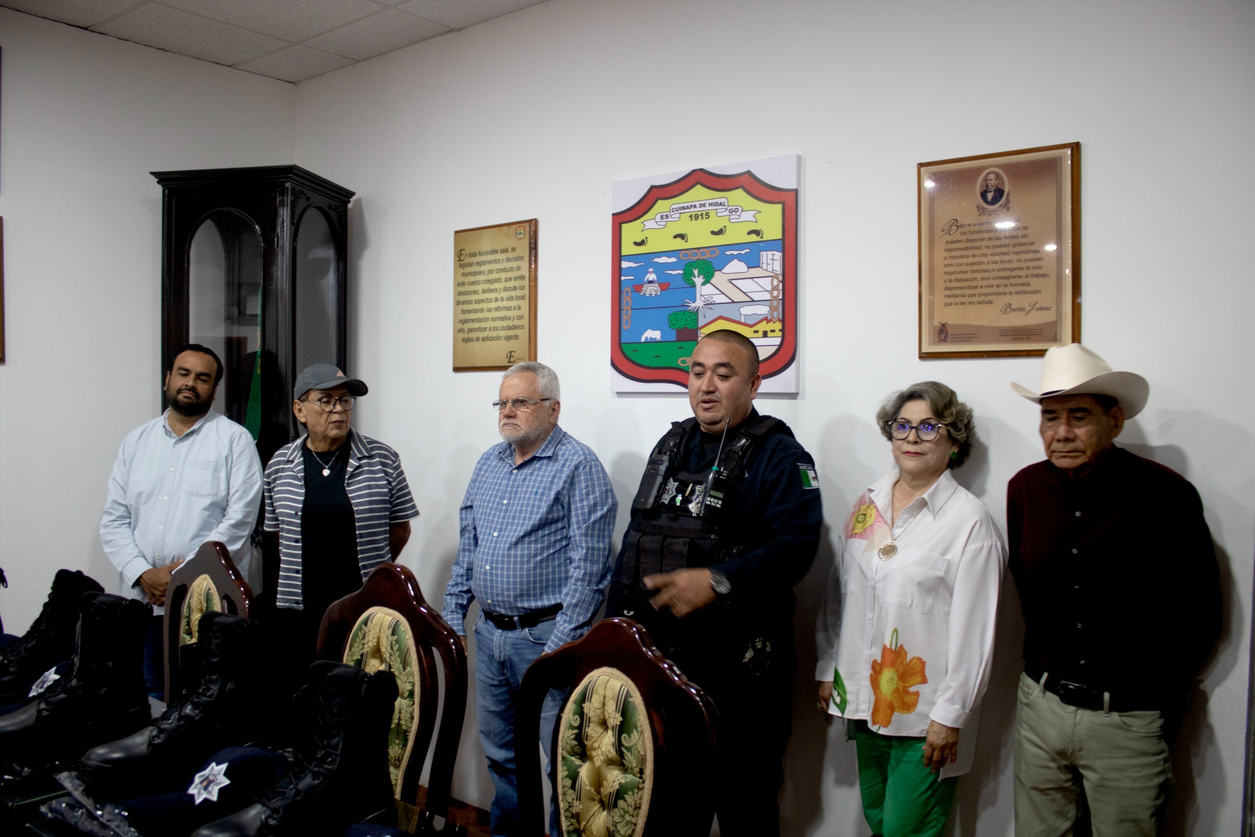 Equipan a la Policía de Escuinapa con uniformes nuevos