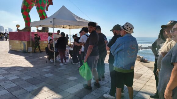 Mazatlecos y turistas responden a jornada de vacunación contra el sarampión en el Malecón