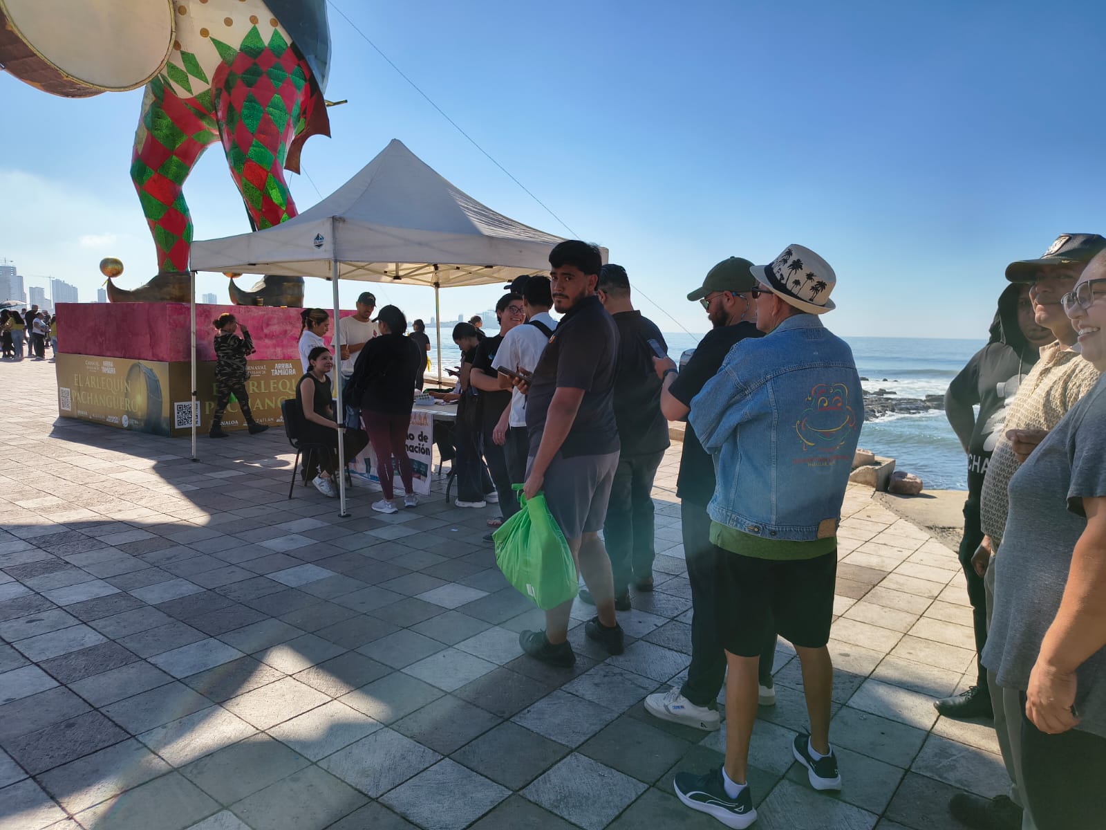 Vacunación contra el sarampión en el Malecón de Mazatlán