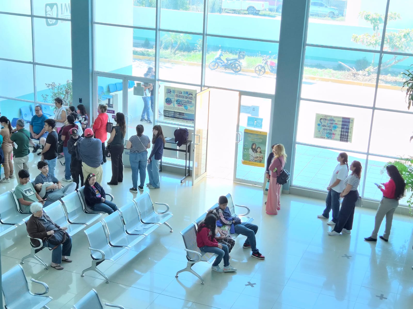 Personas acuden a vacunarse a la Unidad de Salud de Primer Nivel Mochis II del IMSS Bienestar