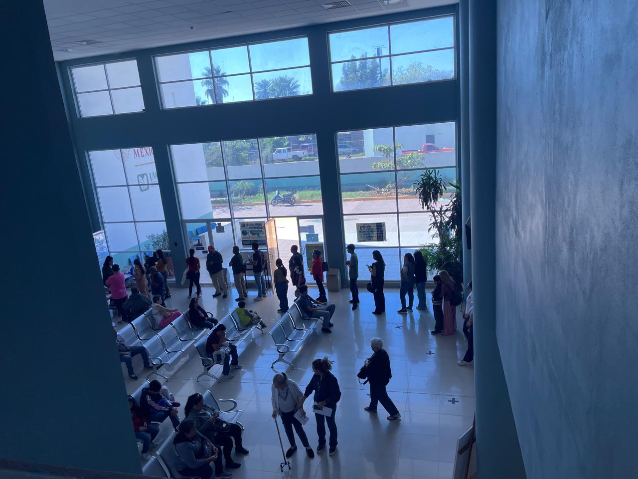 Personas acuden a vacunarse a la Unidad de Salud de Primer Nivel Mochis II del IMSS Bienestar