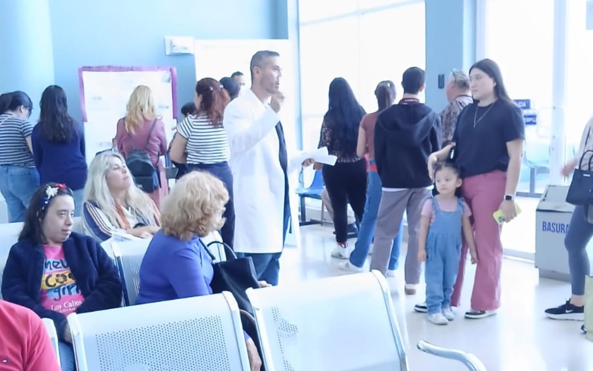 Personas acuden a vacunarse a la Unidad de Salud de Primer Nivel Mochis II del IMSS Bienestar