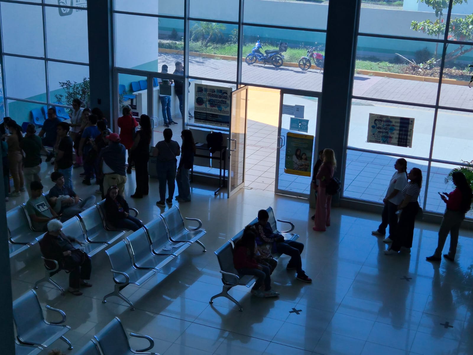 Personas acuden a vacunarse a la Unidad de Salud de Primer Nivel Mochis II del IMSS Bienestar