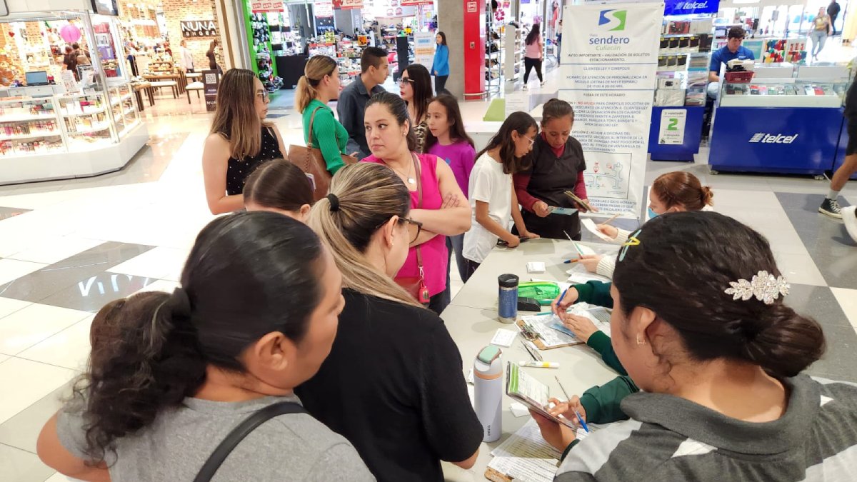 vacunacion ubicado en plaza sendero en culiacan fila