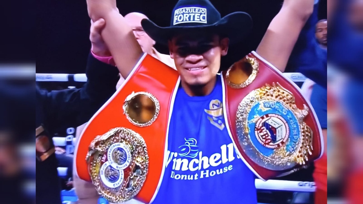 "Vaquero" Navarrete es campeón unificado del peso superpluma