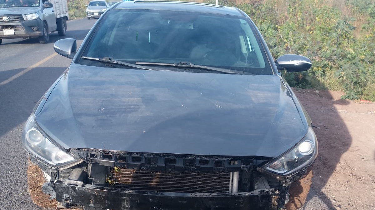 vehículo accidentado en canal de Ahome