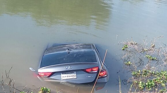 Por querer esquivar a un motociclista conductor de un vehículo cae en el canal Lateral 18 en Ahome, Sinaloa