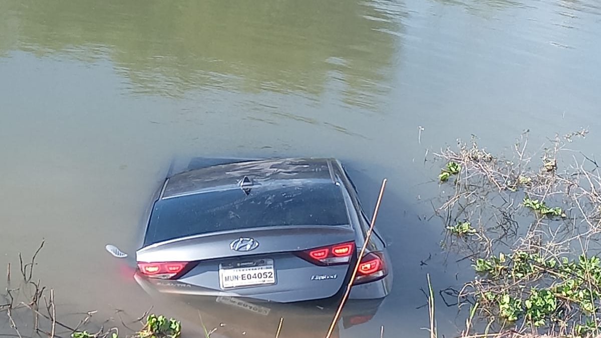 vehículo accidentado en canal de Ahome