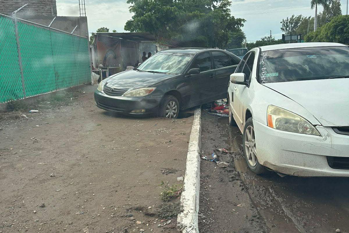 Vehículo cae a socavón