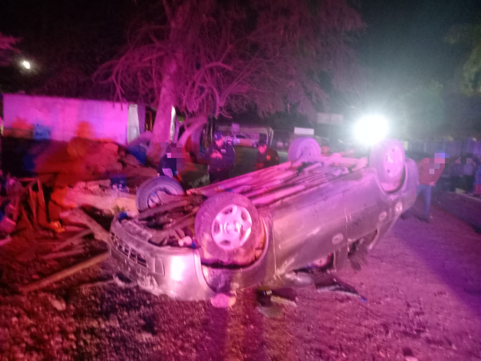 vehículo volcado tras choque en colonia Las Glorias en Guasave