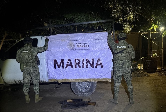 Vehículo y armamento asegurado en Sinaloa