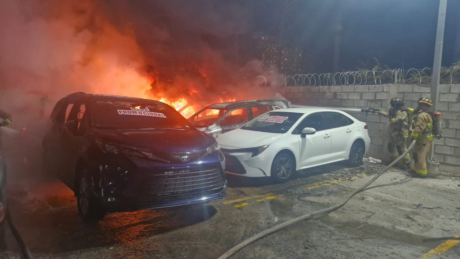 Vehículos incendiados tras siniestro en un baldío de Mazatlán, Sin.