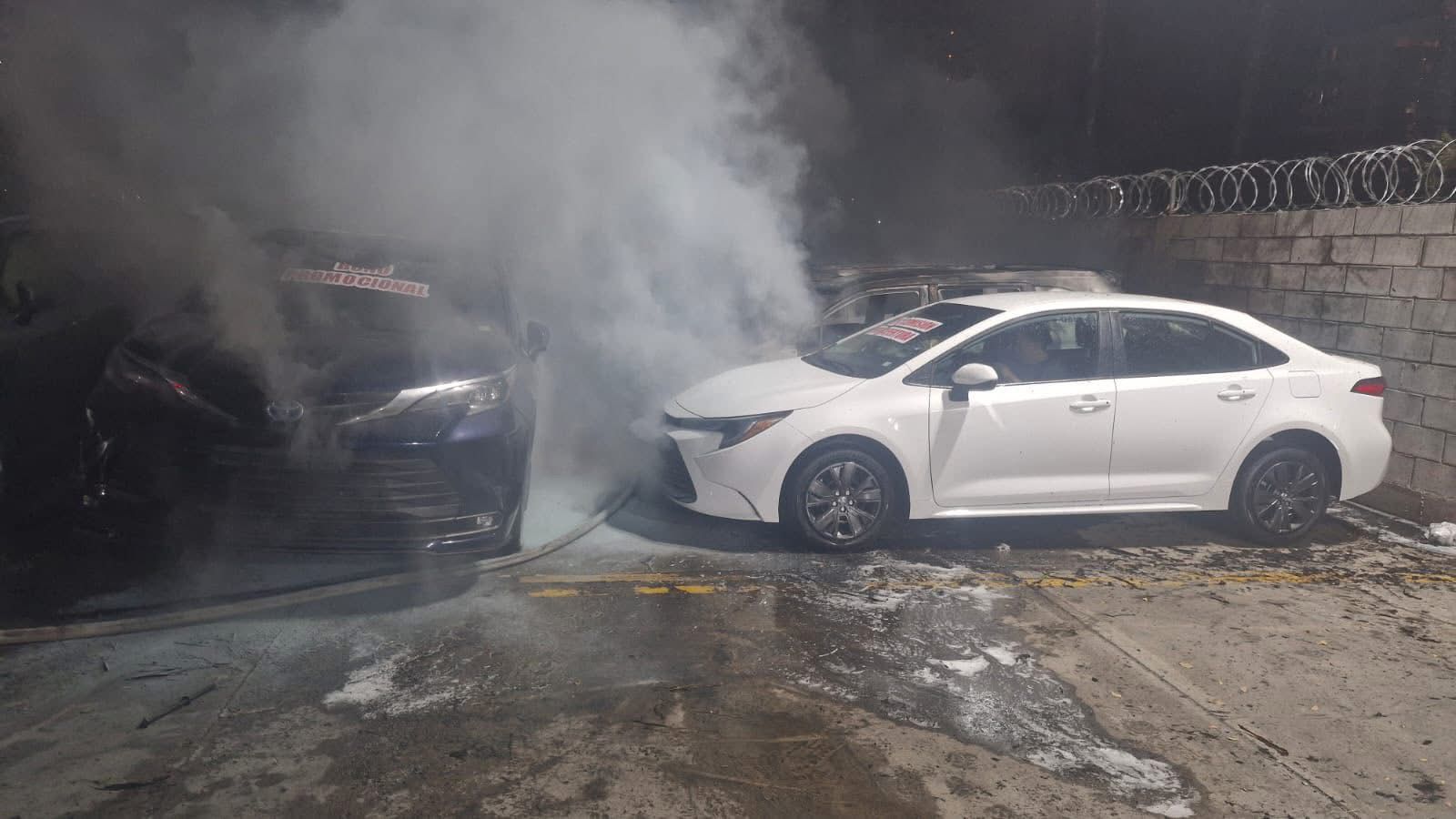 Vehículos incendiados tras siniestro en un baldío de Mazatlán, Sin.