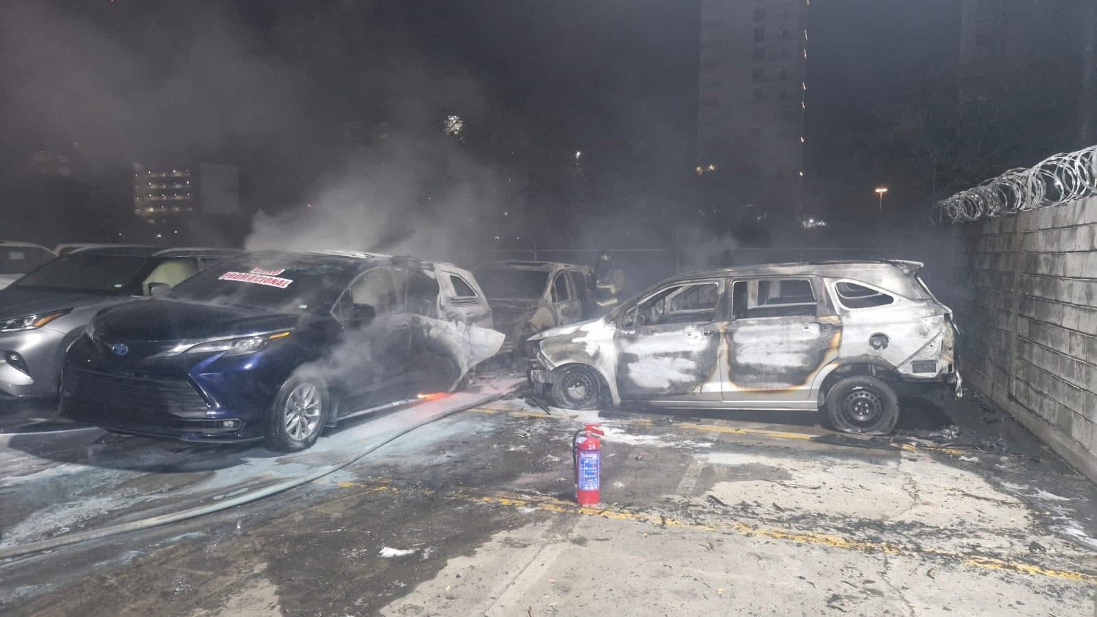 Vehículos incendiados tras siniestro en un baldío de Mazatlán, Sin.