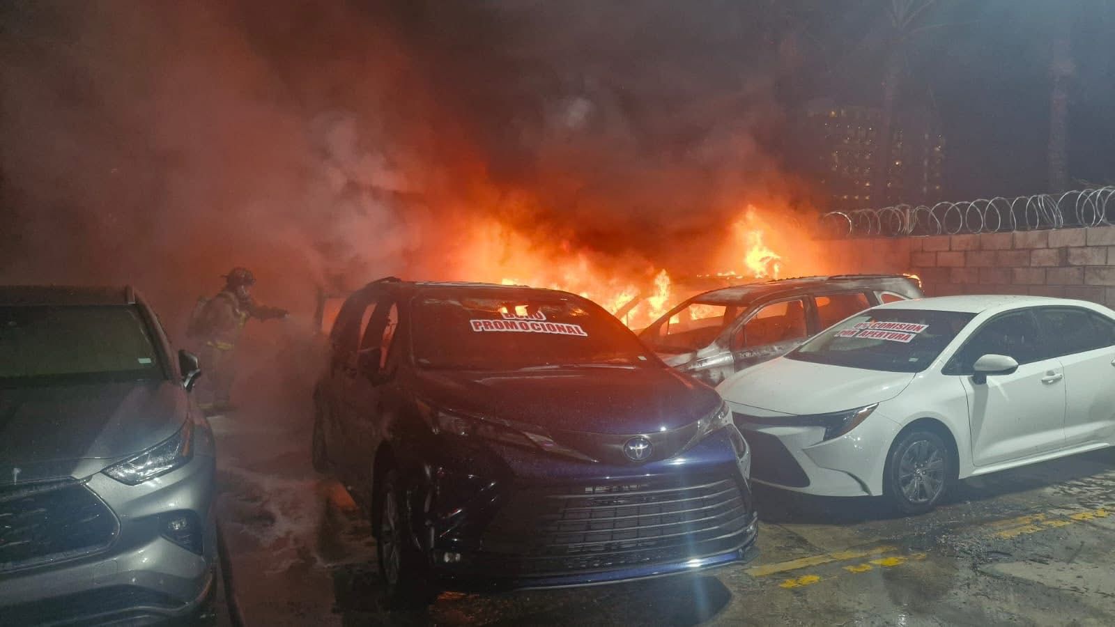 Vehículos incendiados tras siniestro en un baldío de Mazatlán, Sin.