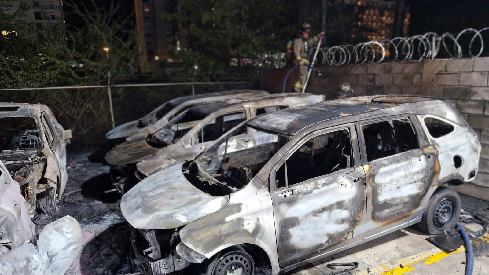Vehículos incendiados tras siniestro en un baldío de Mazatlán, Sin.