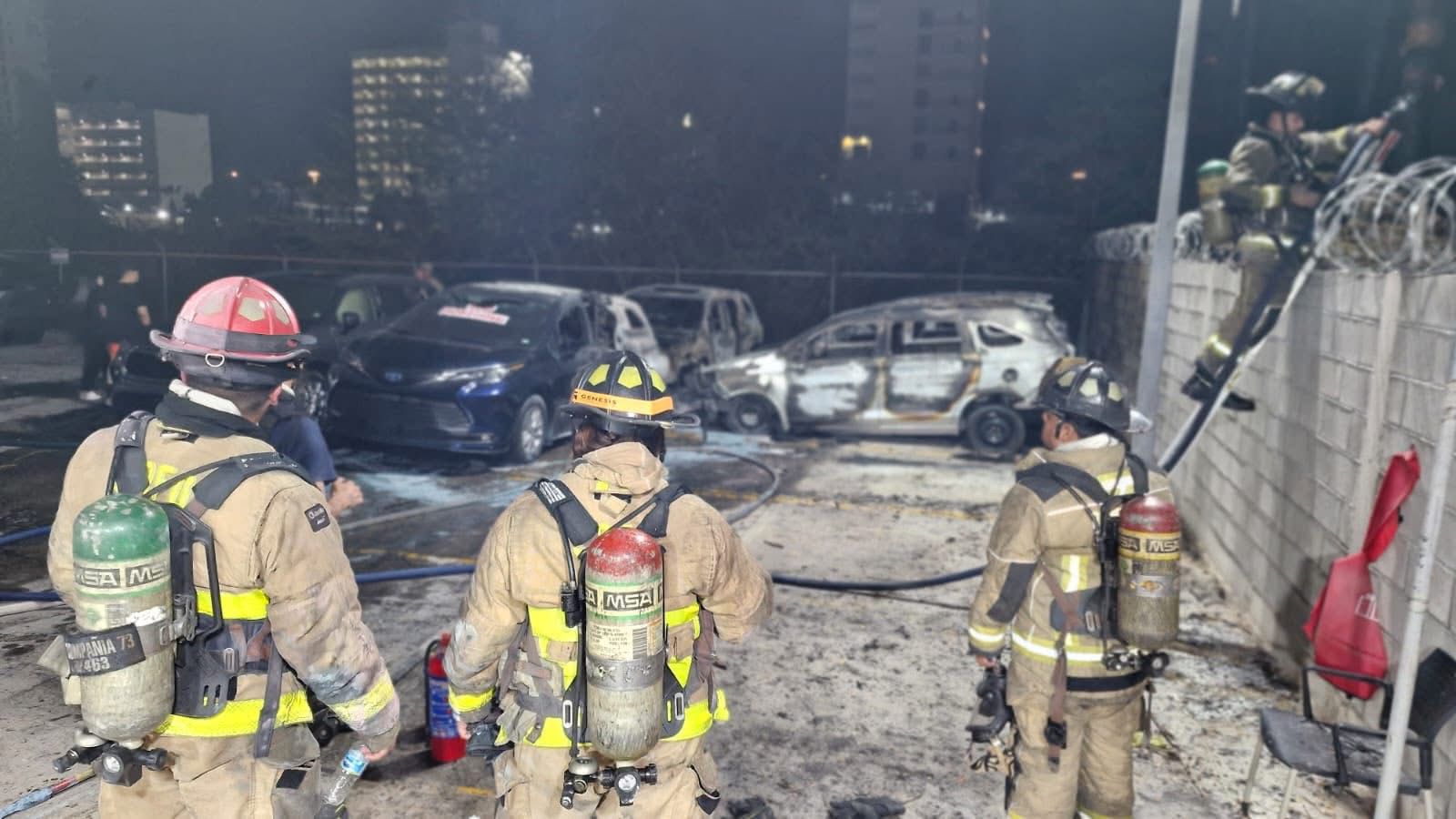 Vehículos incendiados tras siniestro en un baldío de Mazatlán, Sin.