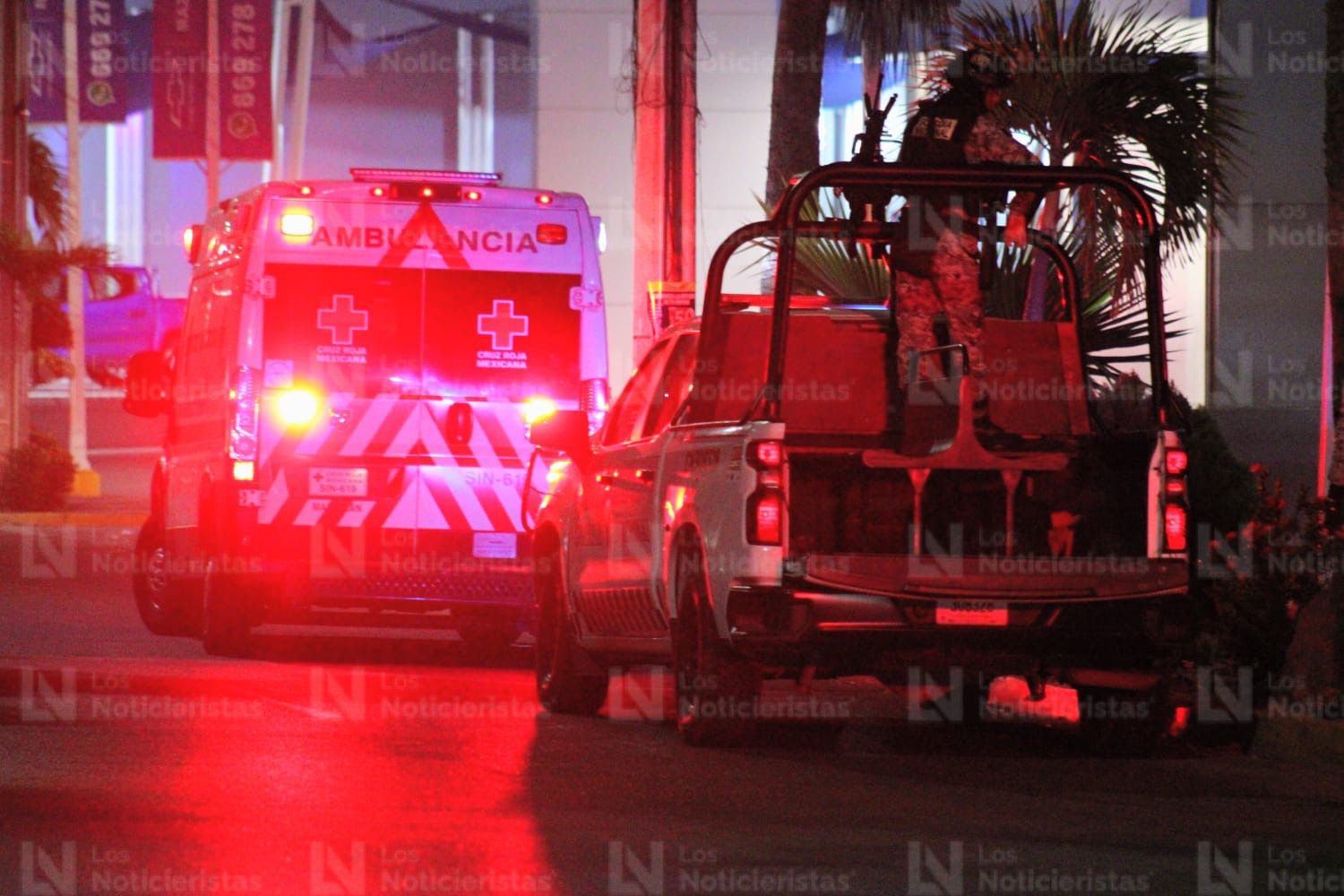 Vehículos incendiados tras siniestro en un baldío de Mazatlán, Sin.