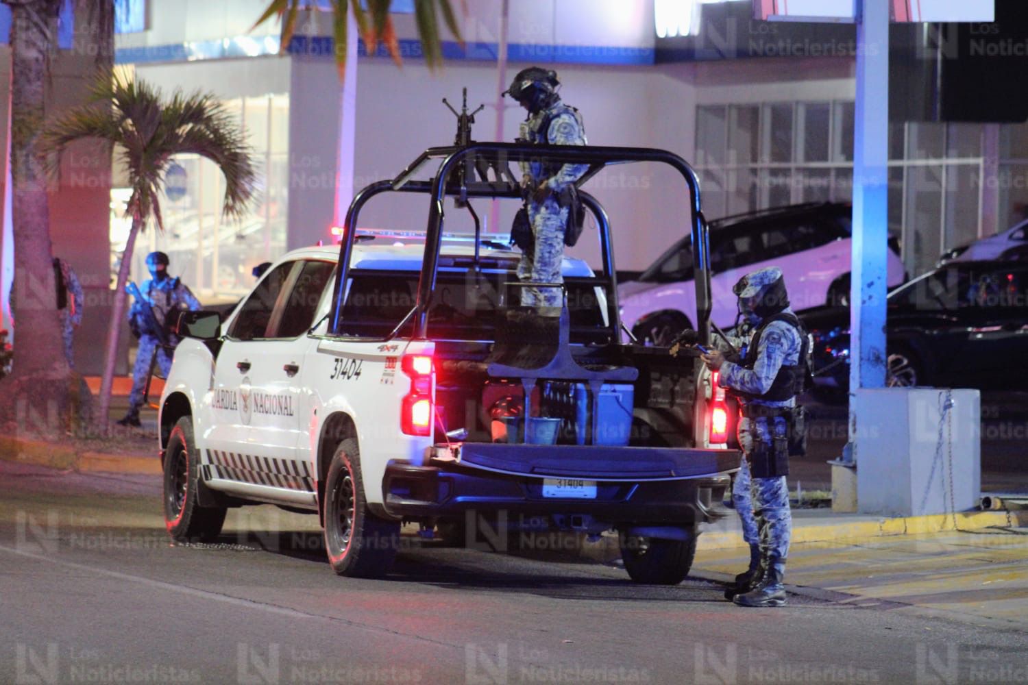 Vehículos incendiados tras siniestro en un baldío de Mazatlán, Sin.