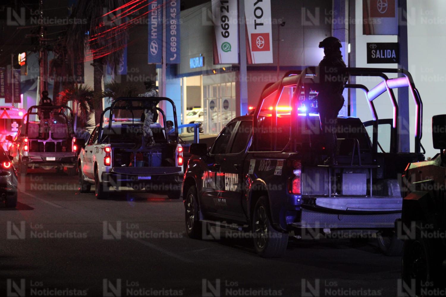 Vehículos incendiados tras siniestro en un baldío de Mazatlán, Sin.