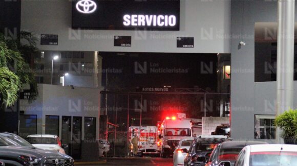 Incendio en baldío arrasa con seis vehículos en agencia automotriz en Mazatlán, Sinaloa