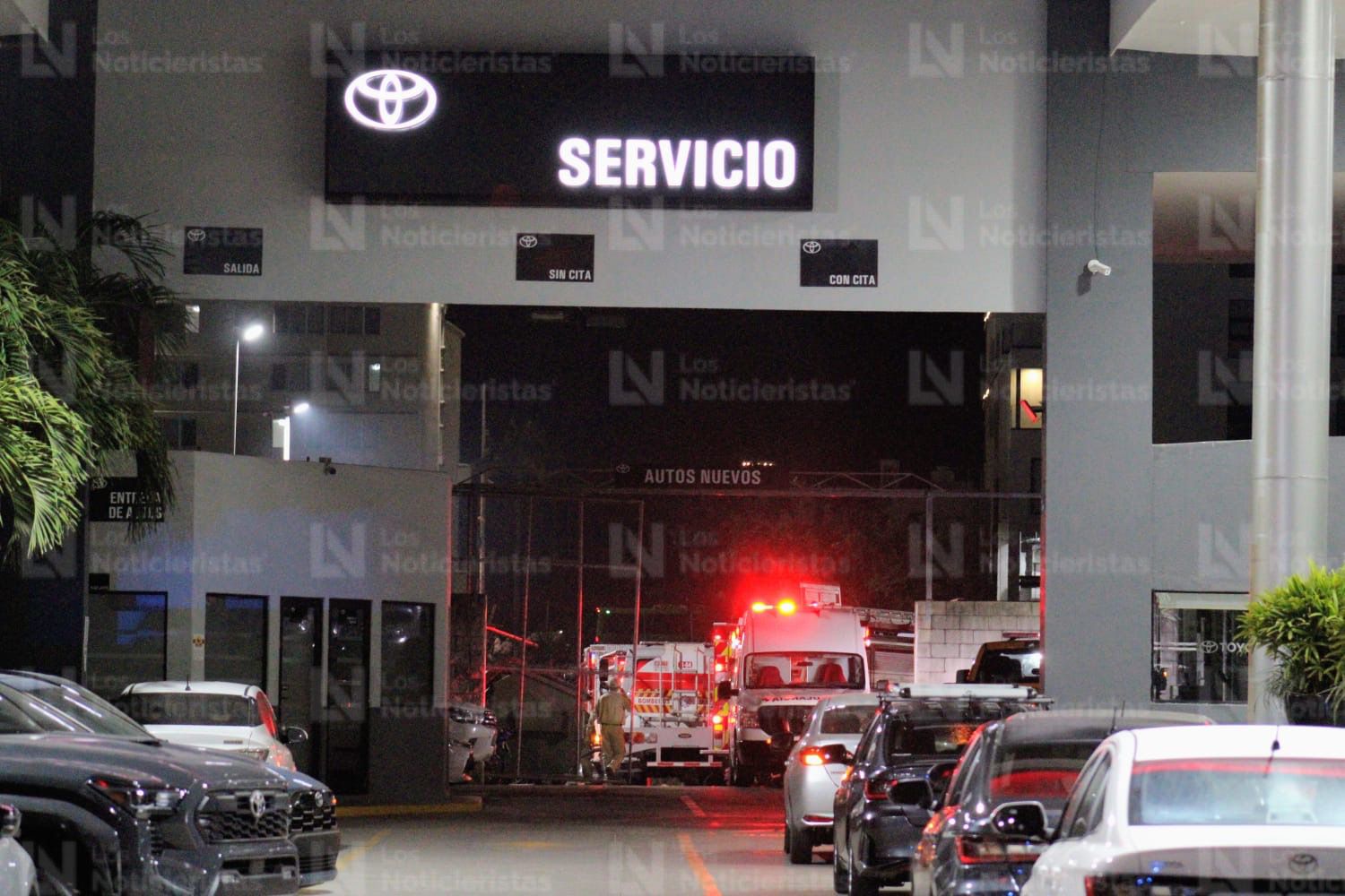 Vehículos incendiados tras siniestro en un baldío de Mazatlán, Sin.