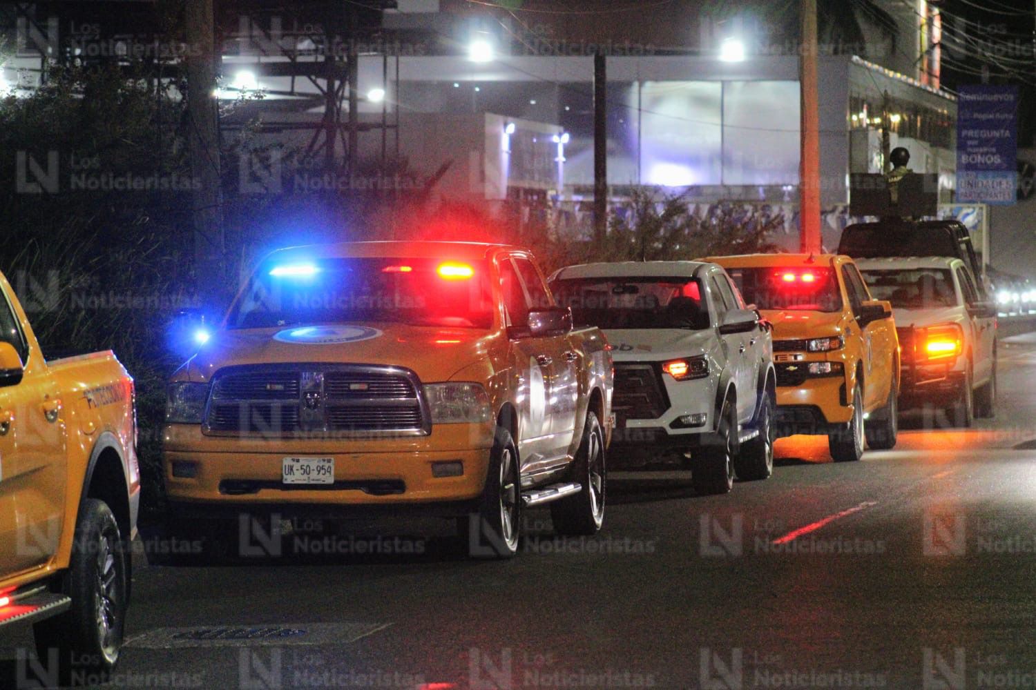 Vehículos incendiados tras siniestro en un baldío de Mazatlán, Sin.