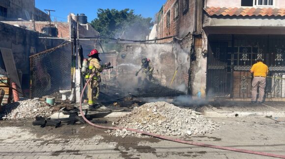 Incendian vivienda tras presunta agresión en la colonia 20 de Noviembre, en Mazatlán, Sinaloa