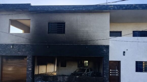 ¡Reventaron el portón con un carro! Vandalizan y queman una casa en el sector Lomas del Magisterio, en Culiacán