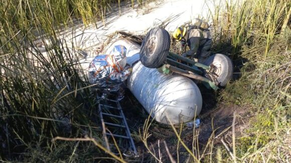 Volcadura de nodriza con amoniaco bloquea carretera estatal en Guasave, Sinaloa