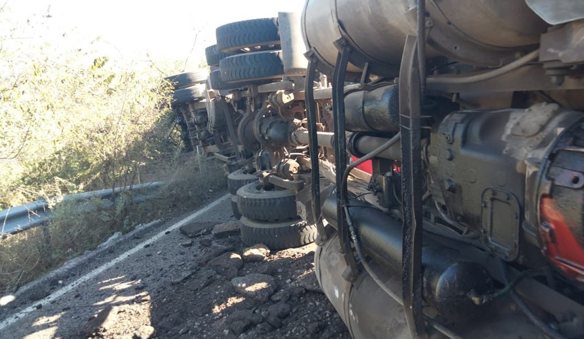 Volcadura de tráiler en la carretera Pericos-Badiraguato